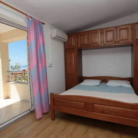 And Mare Makarska